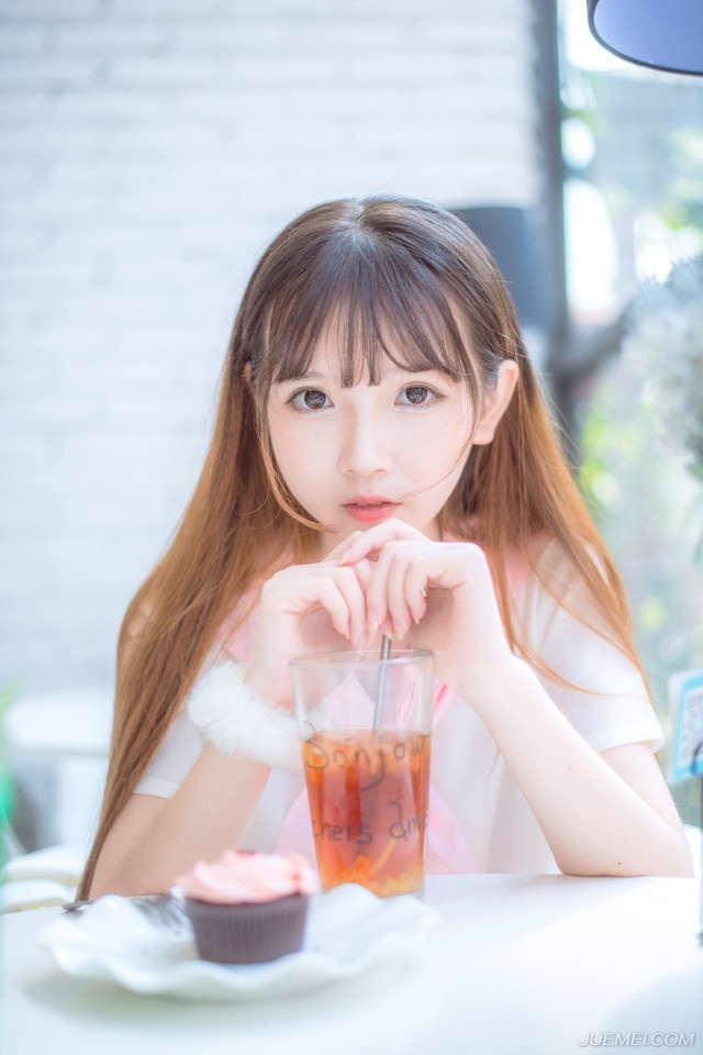 一个真正的朋友会握着你的手，触动你的心。
